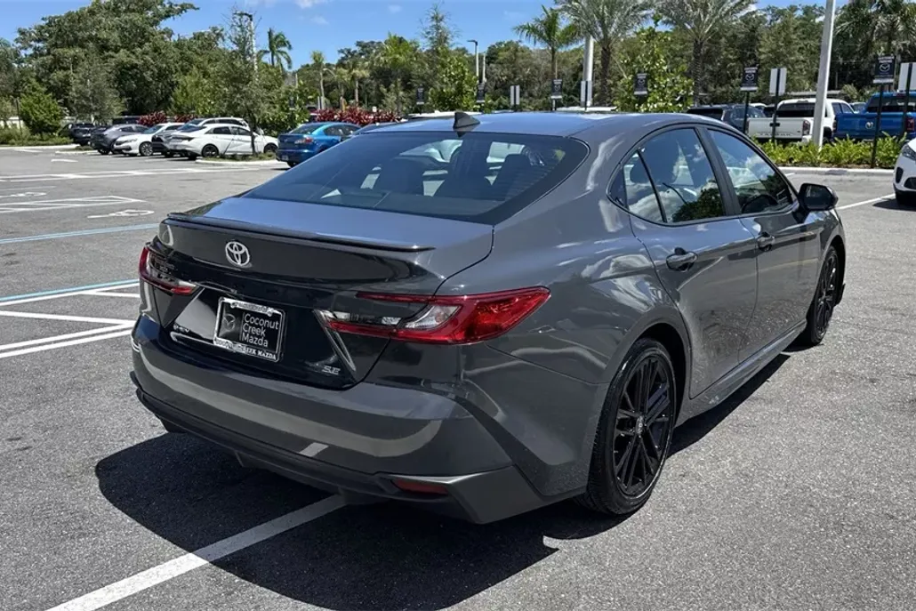 2025 Toyota Camry SE photo 1