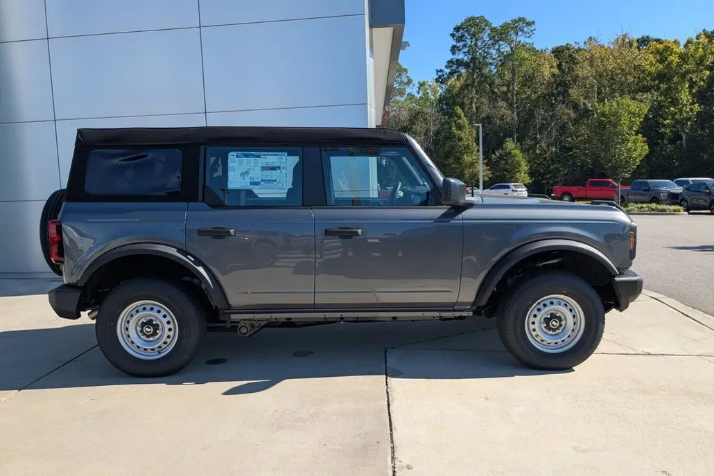2025 Ford Bronco Base photo 1