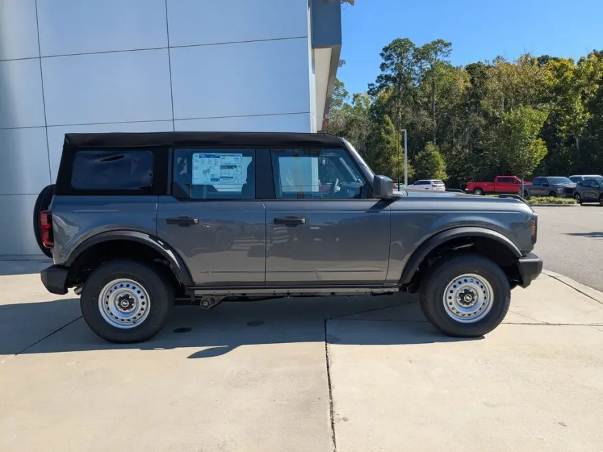 2025 Ford Bronco Base photo 1