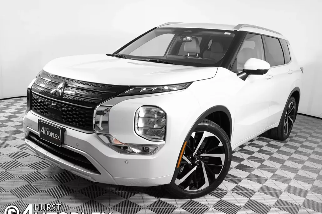 2024 Mitsubishi Outlander SEL photo 1