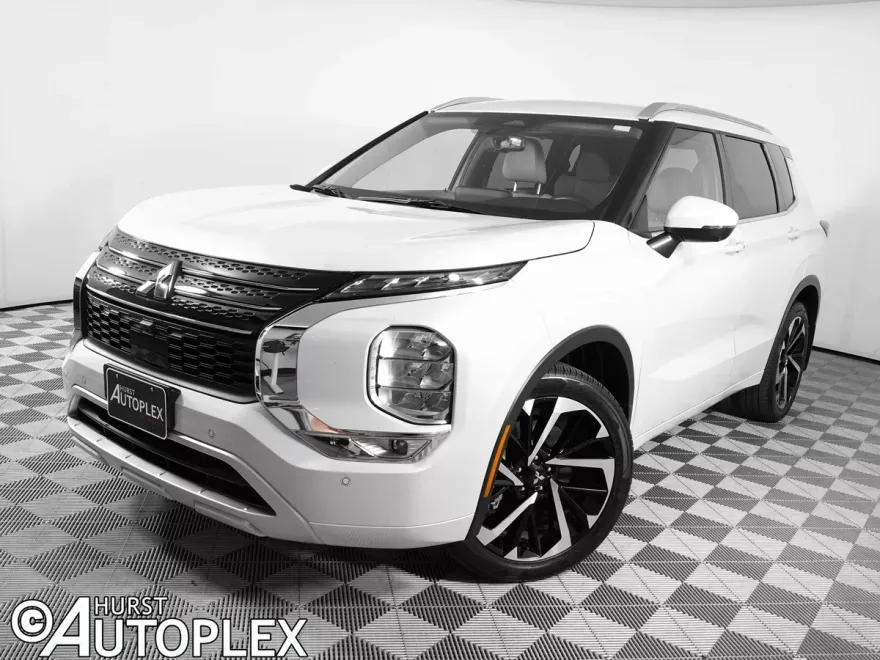 2024 Mitsubishi Outlander SEL photo 1