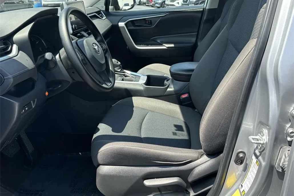 2023 Toyota RAV4 LE photo 1
