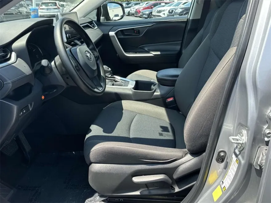 2023 Toyota RAV4 LE photo 1