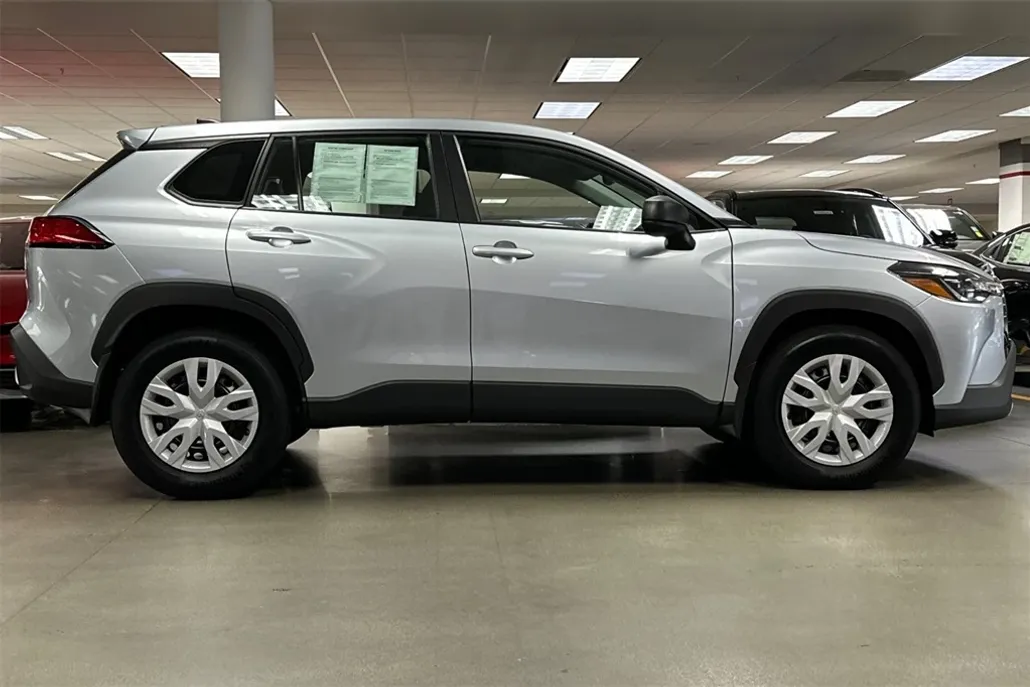 2023 Toyota Corolla Cross L photo 1