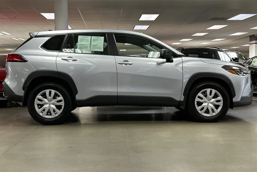 2023 Toyota Corolla Cross L photo 1