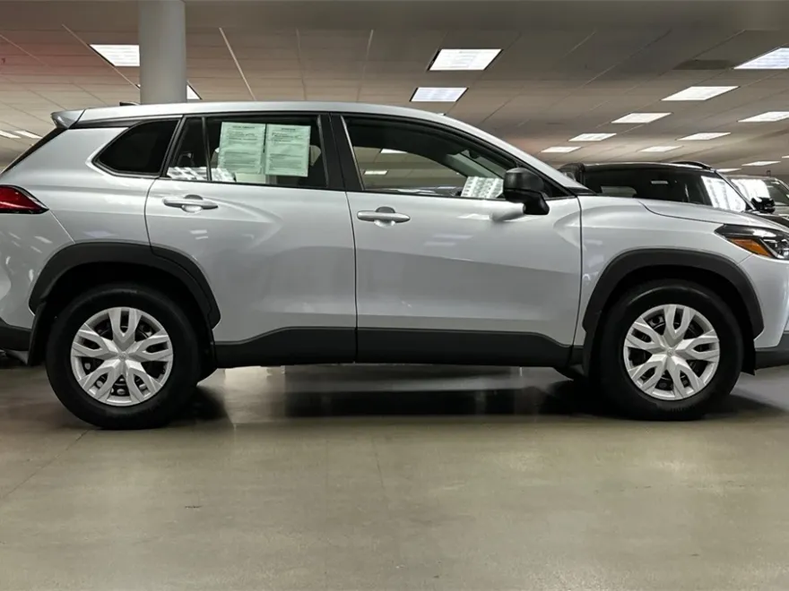 2023 Toyota Corolla Cross L photo 1