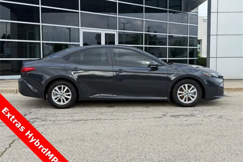 2025 Toyota Camry LE photo 1
