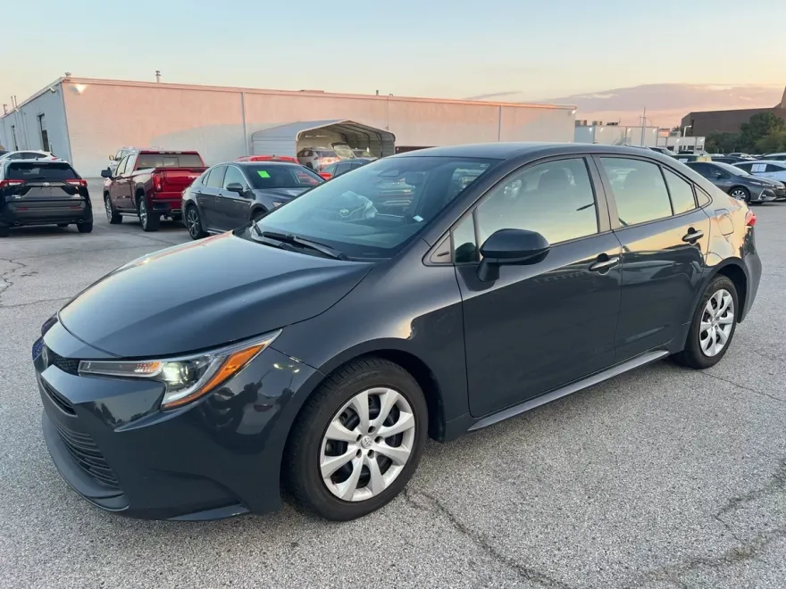 2024 Toyota Corolla LE photo 1