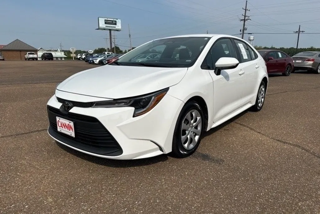 2024 Toyota Corolla LE photo 1