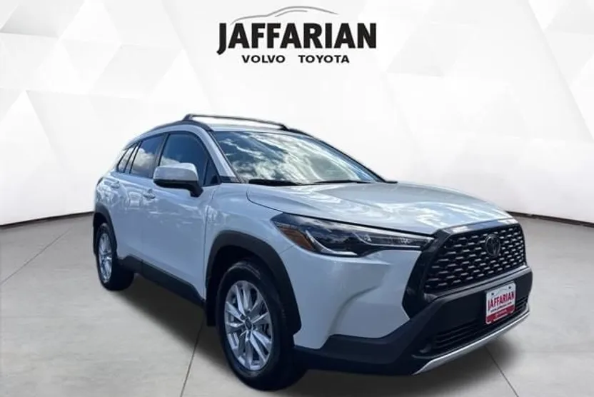 2023 Toyota Corolla Cross LE photo 1
