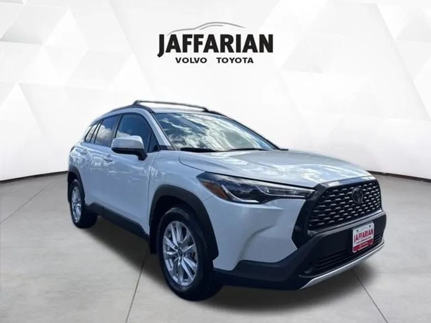 2023 Toyota Corolla Cross LE photo 1