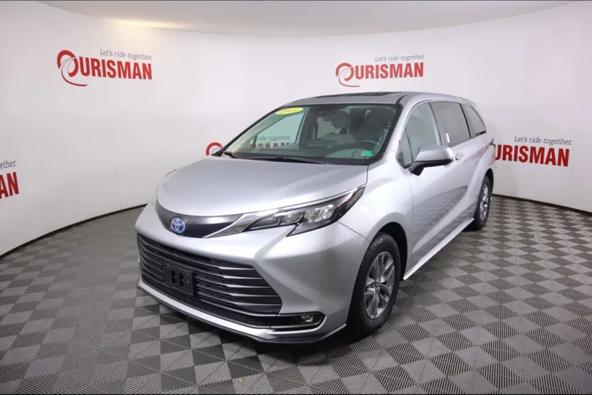 2025 Toyota Sienna XLE photo 1
