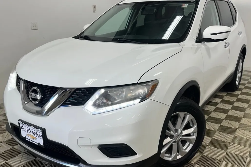 2016 Nissan Rogue SV photo 1