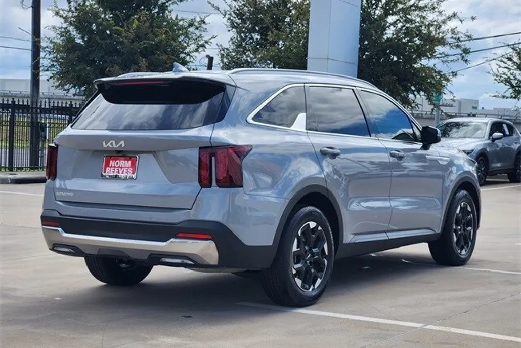 2025 Kia Sorento S photo 1