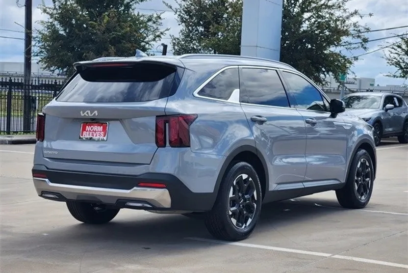 2025 Kia Sorento S photo 1