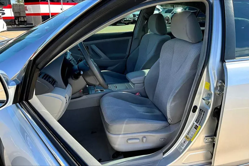 2011 Toyota Camry LE photo 1
