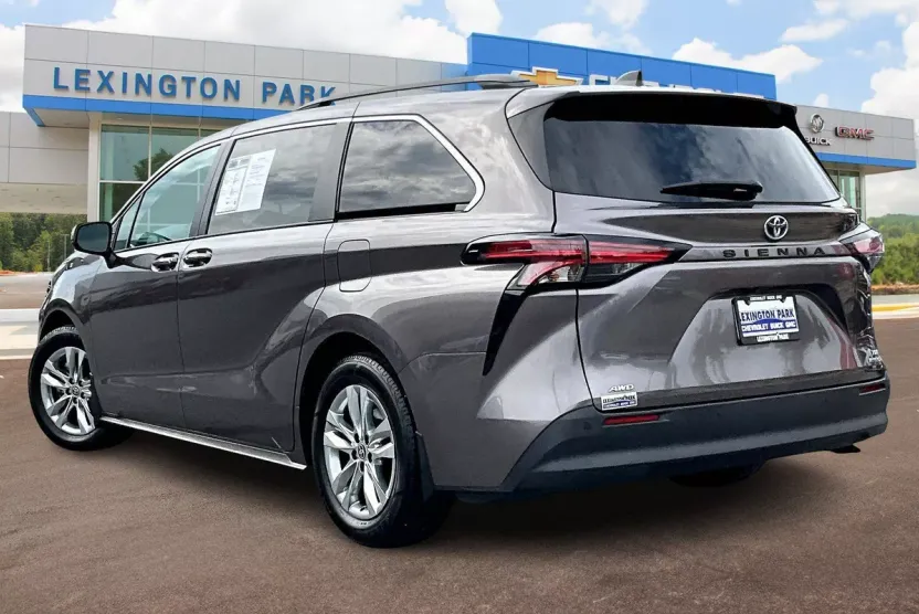 2022 Toyota Sienna XLE photo 1