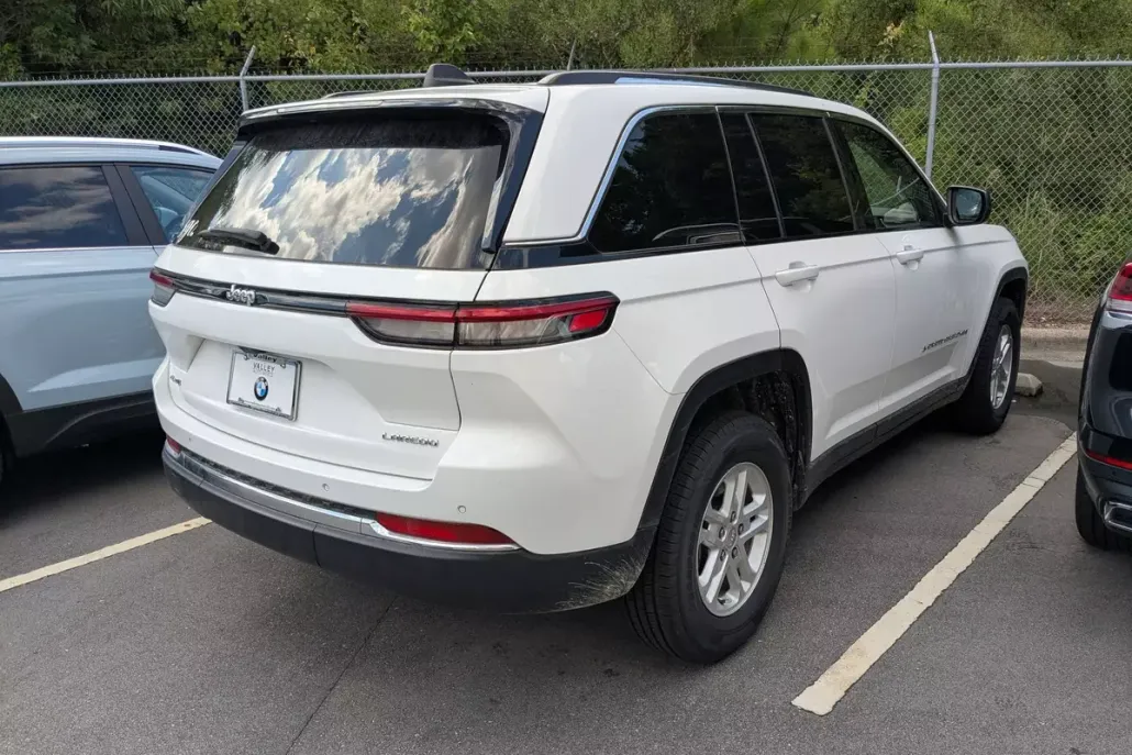 2023 Jeep Grand Cherokee Laredo photo 1