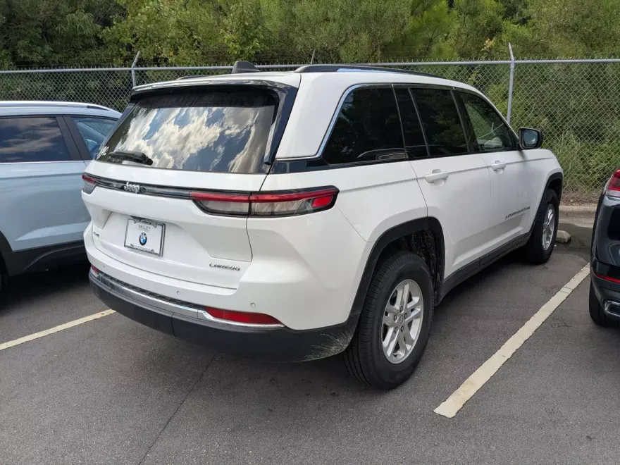 2023 Jeep Grand Cherokee Laredo photo 1