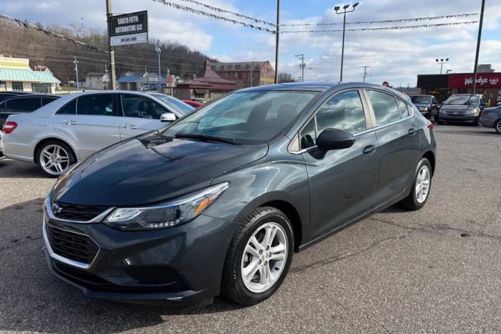 2018 Chevrolet Cruze LT photo 1