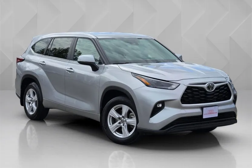 2024 Toyota Highlander LE photo 1