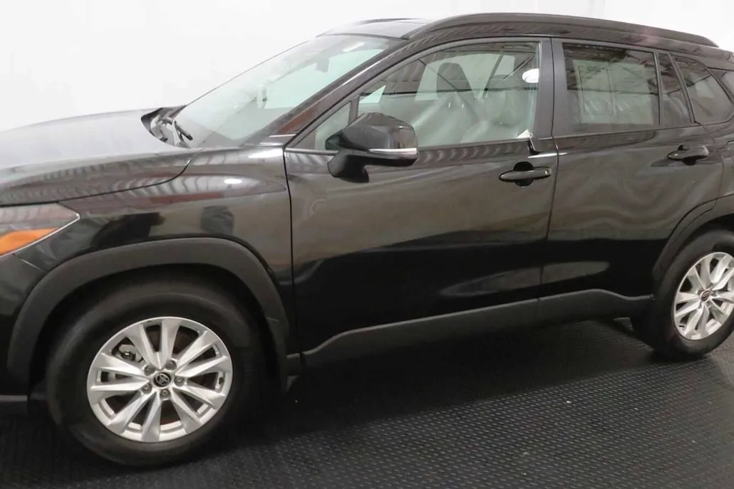 2023 Toyota Corolla Cross LE photo 1