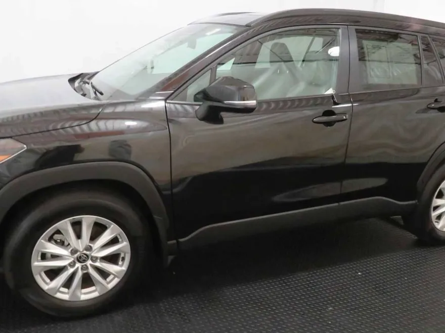 2023 Toyota Corolla Cross LE photo 1