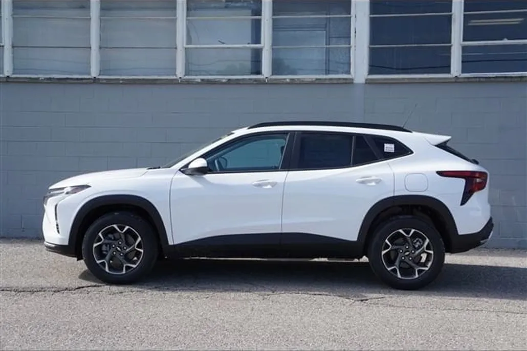 2025 Chevrolet Trax LT photo 1