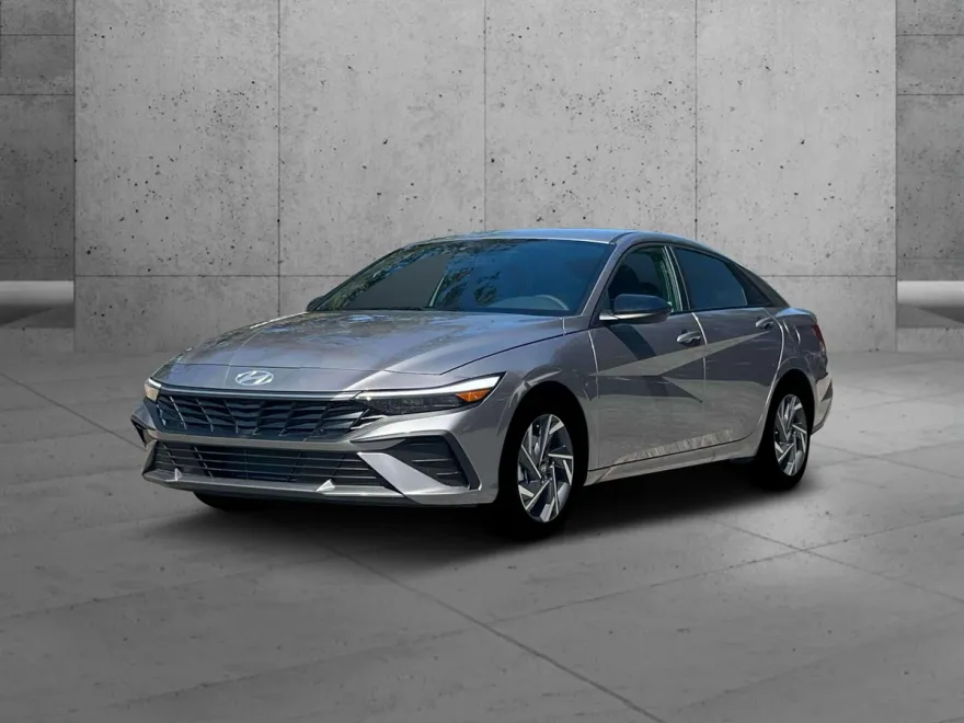 2025 Hyundai Elantra SEL Sport photo 1