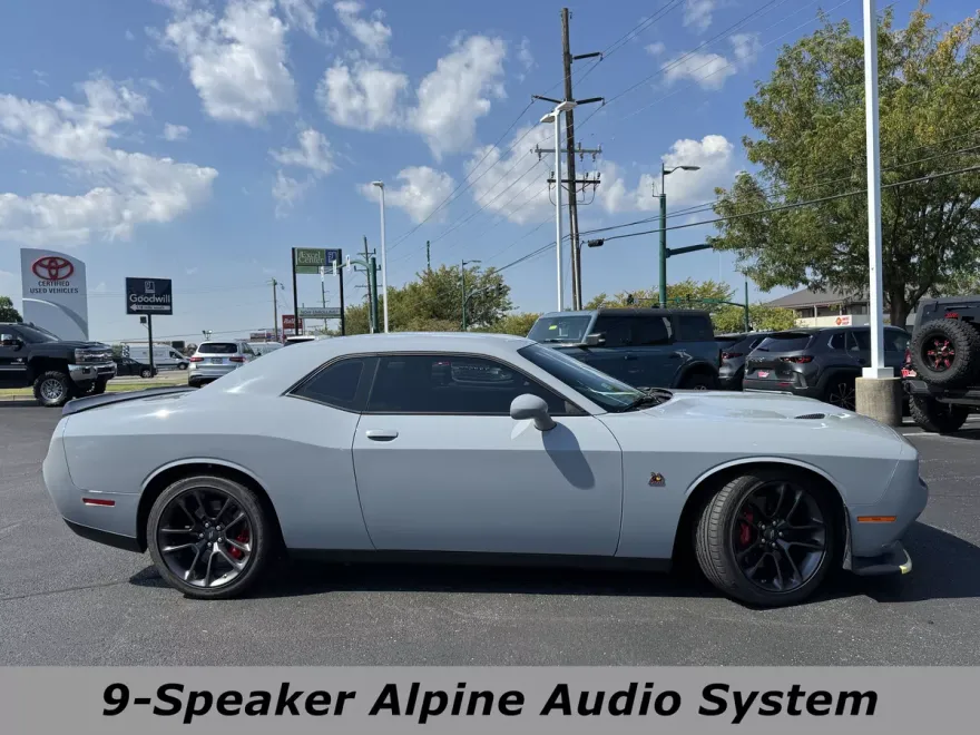 2022 Dodge Challenger R/T Scat Pack photo 1