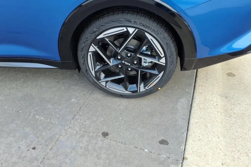 2025 Kia K4 GT-Line photo 1