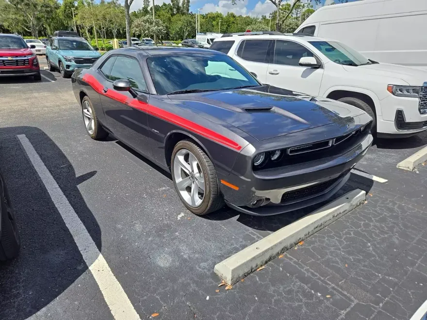 2017 Dodge Challenger R/T photo 1