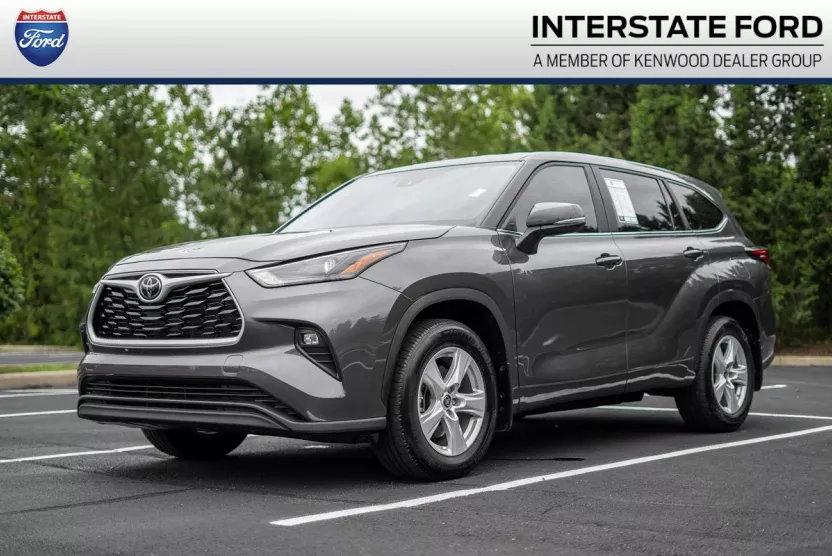 2024 Toyota Highlander LE photo 1