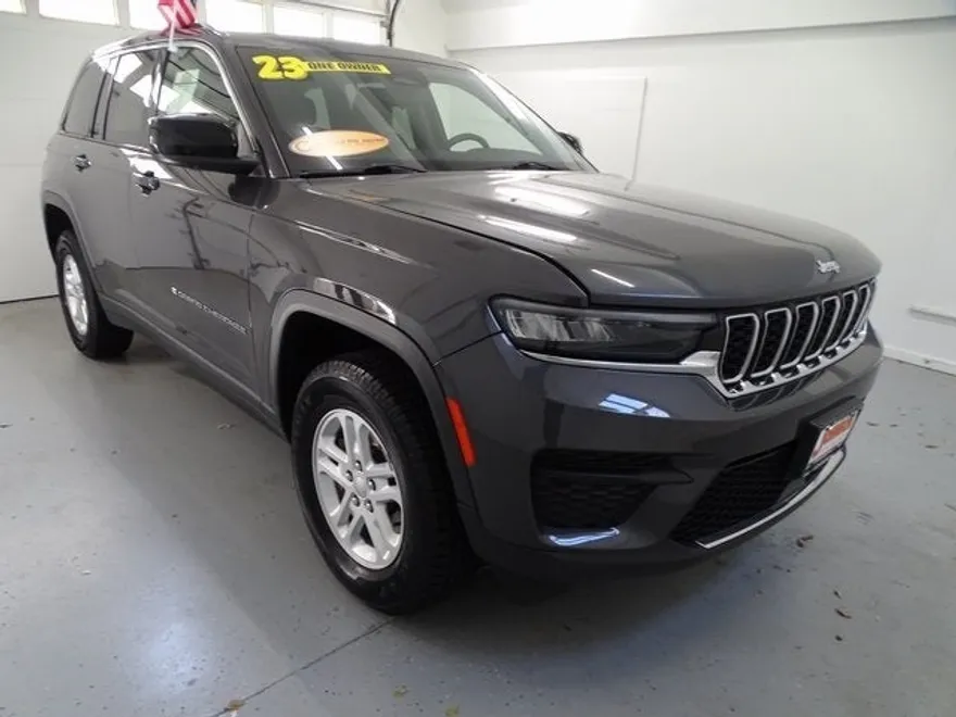2023 Jeep Grand Cherokee Laredo photo 1