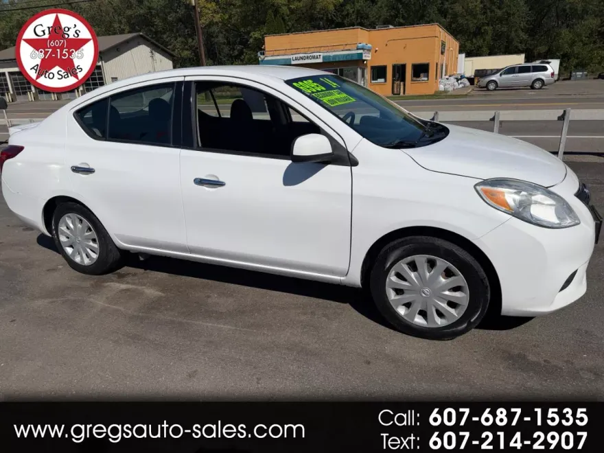 2014 Nissan Versa 1.6 SV photo 1