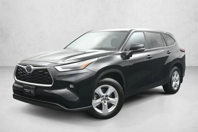 2023 Toyota Highlander LE photo 1