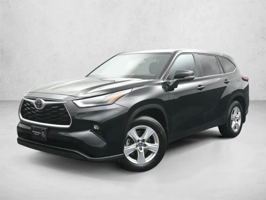 2023 Toyota Highlander LE photo 1