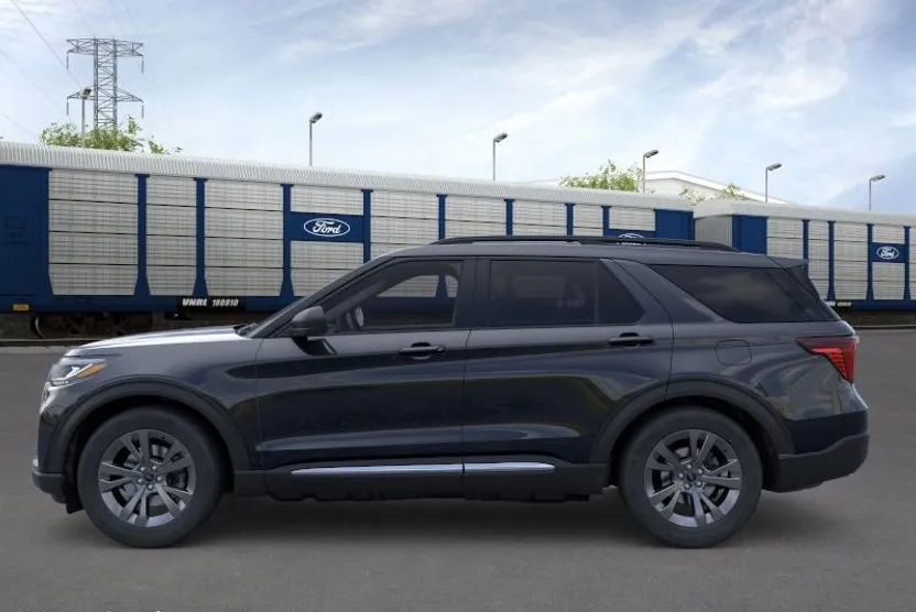 2025 Ford Explorer photo 1