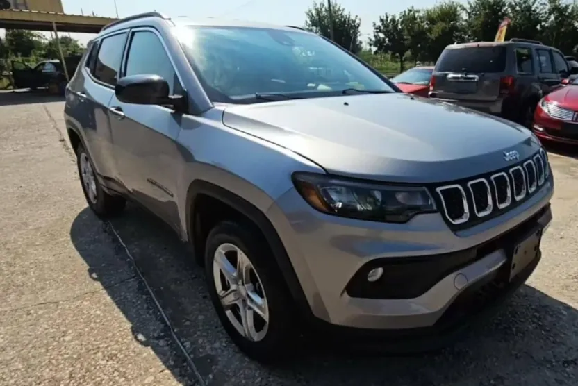 2024 Jeep Compass Latitude photo 1