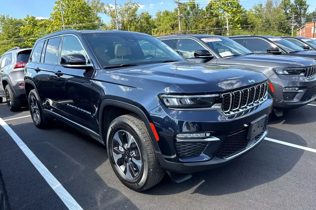 2023 Jeep Cherokee 4xe photo 1