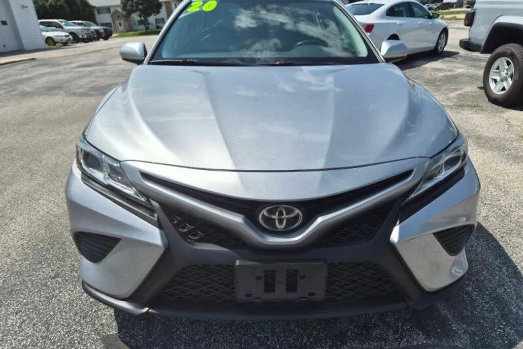 2020 Toyota Camry SE photo 1