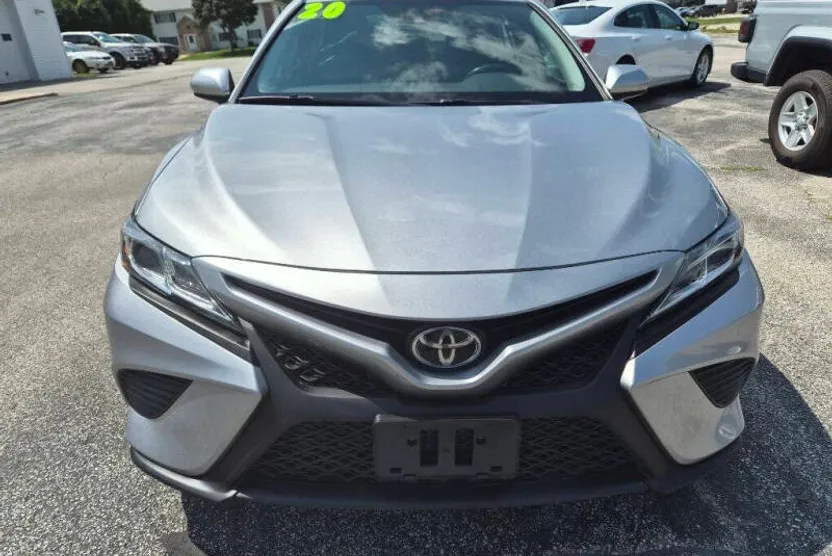 2020 Toyota Camry SE photo 1
