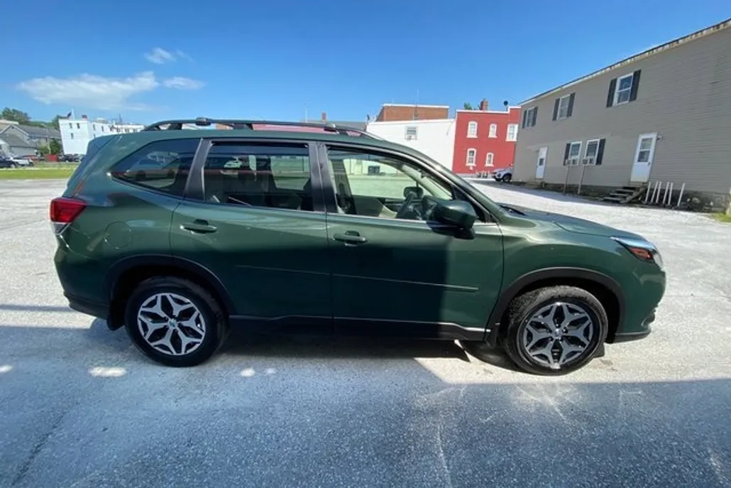 2022 Subaru Forester Premium photo 1