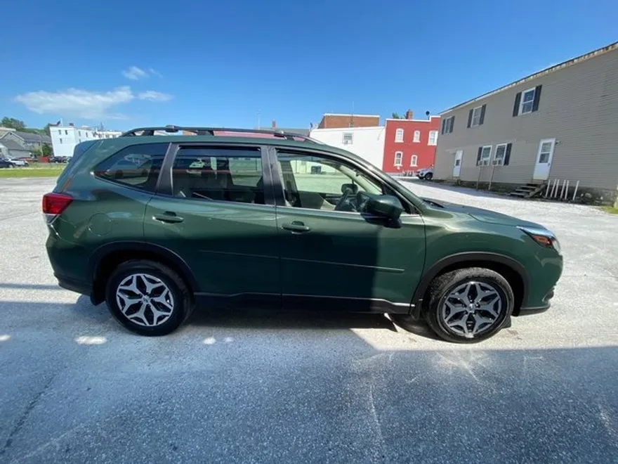 2022 Subaru Forester Premium photo 1
