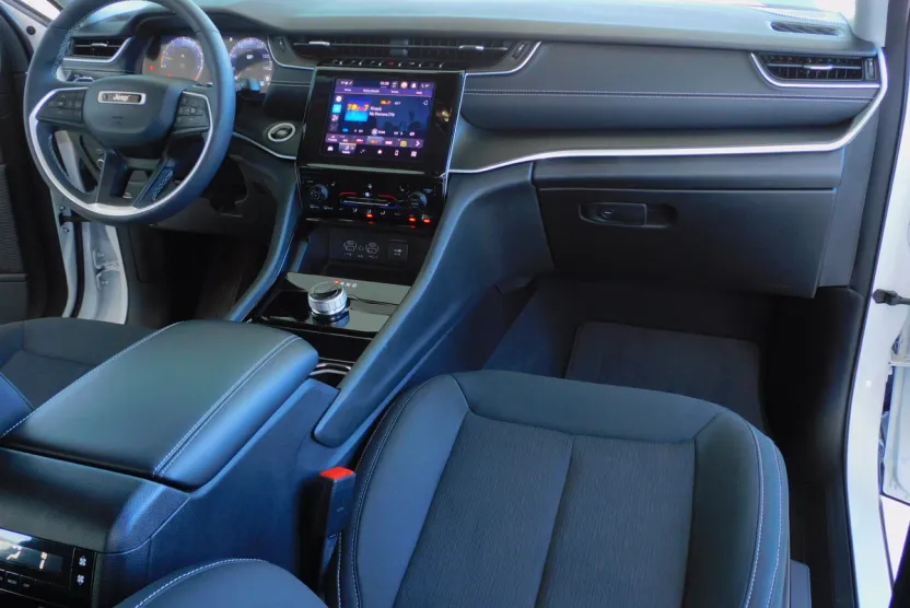 2023 Jeep Grand Cherokee Laredo Altitude photo 1