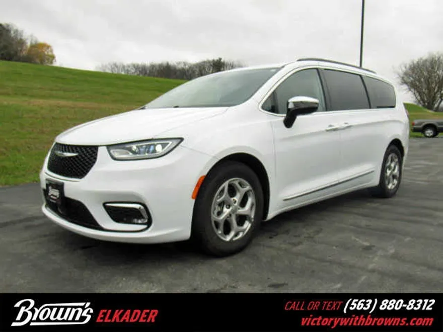 2023 Chrysler Pacifica Limited photo 1