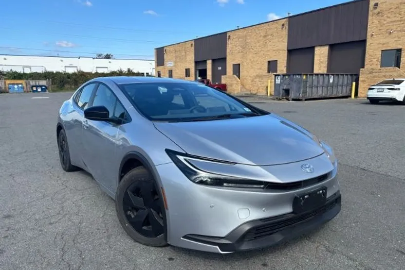 2025 Toyota Prius LE photo 1
