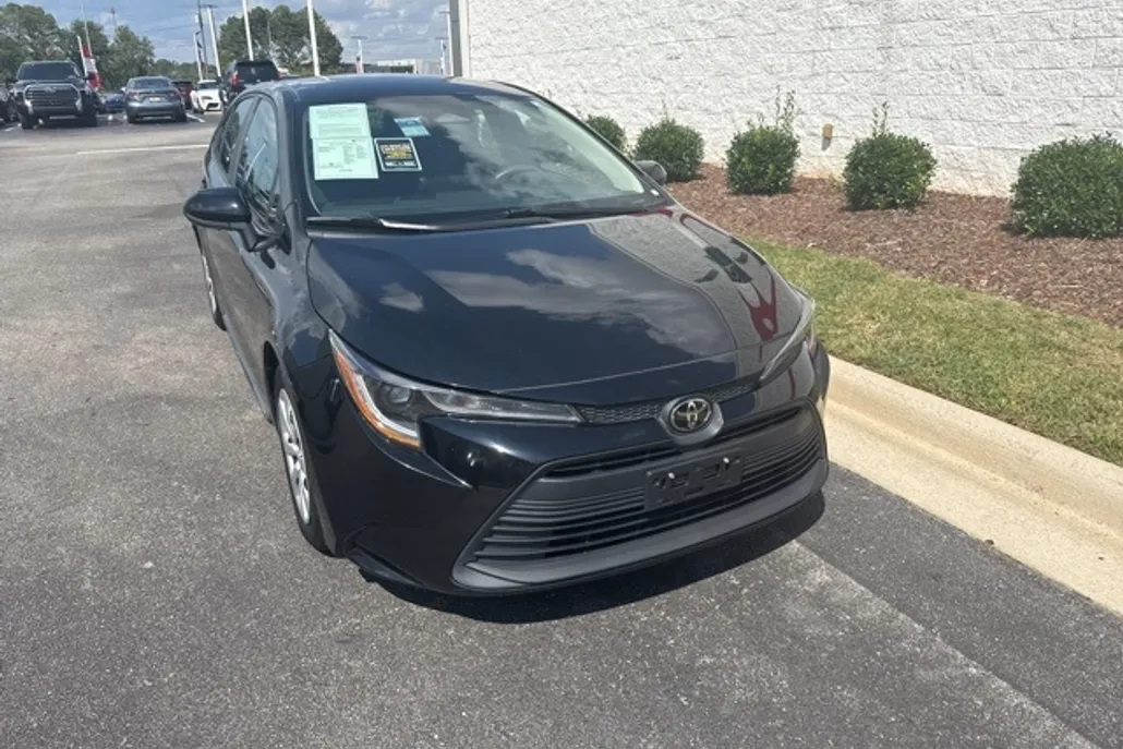 2023 Toyota Corolla LE photo 1