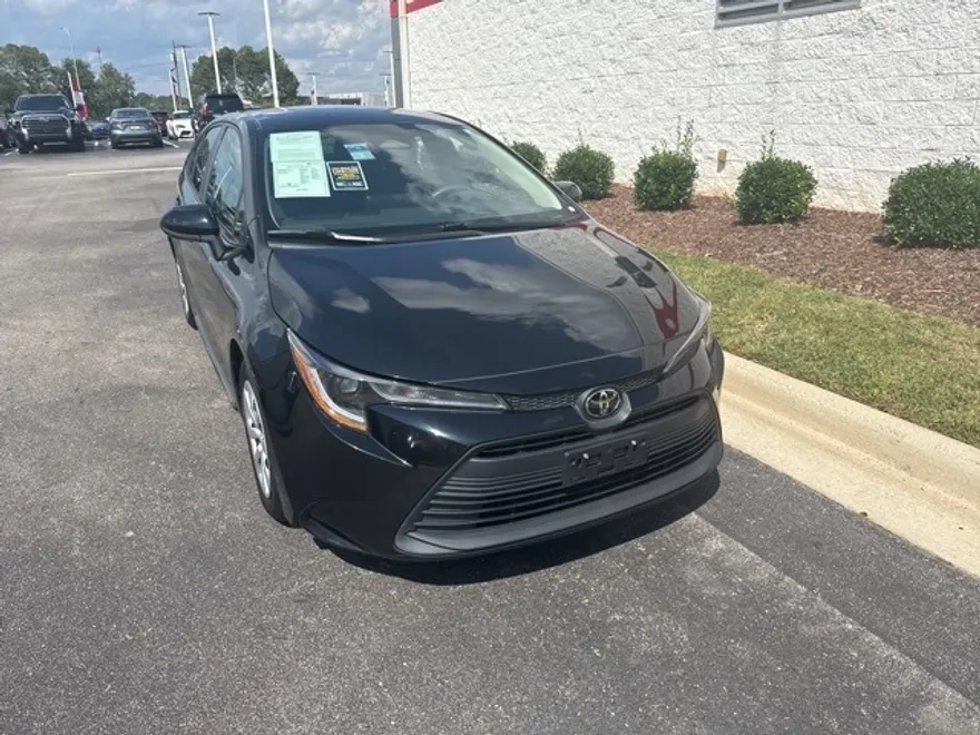 2023 Toyota Corolla LE photo 1