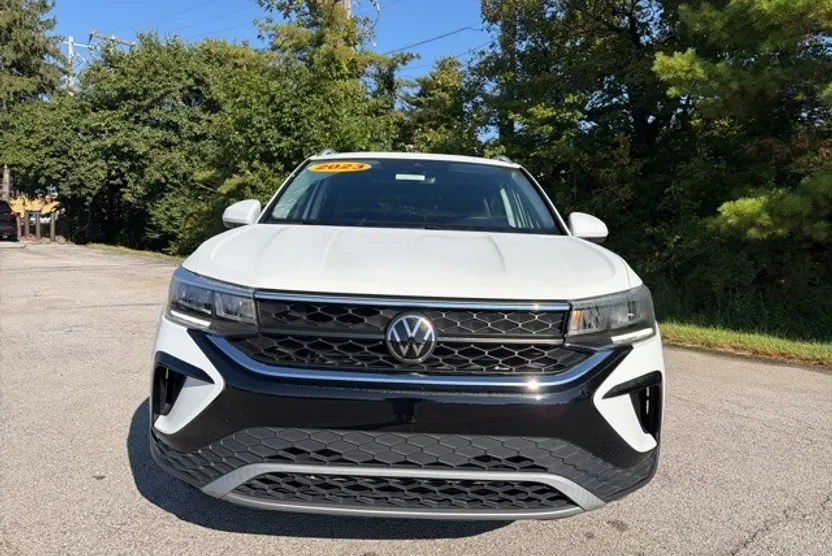 2023 Volkswagen Taos SE photo 1
